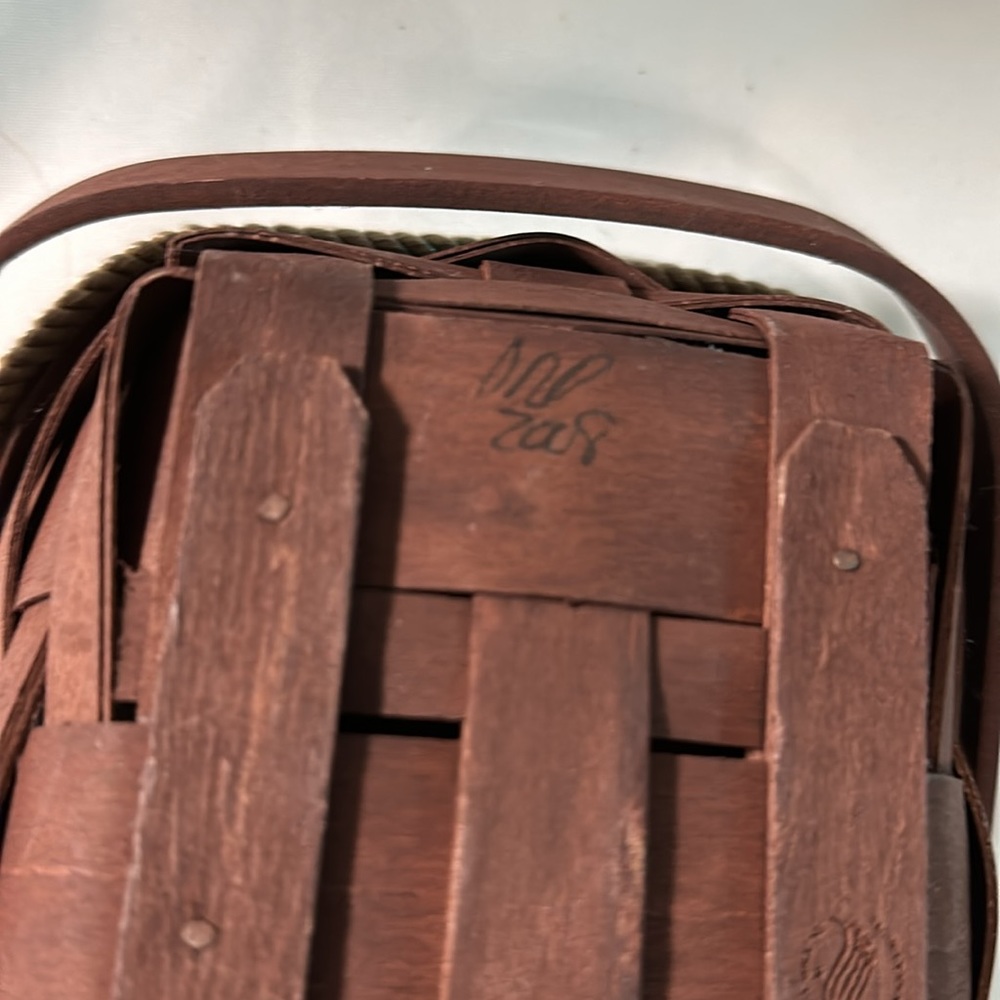 Rich Brown Longaberger Basket 2008 signed with Insert and Cloth - Picture 6 of 6